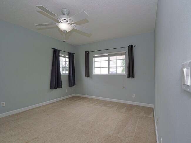 Building Photo - 524 7th Sq