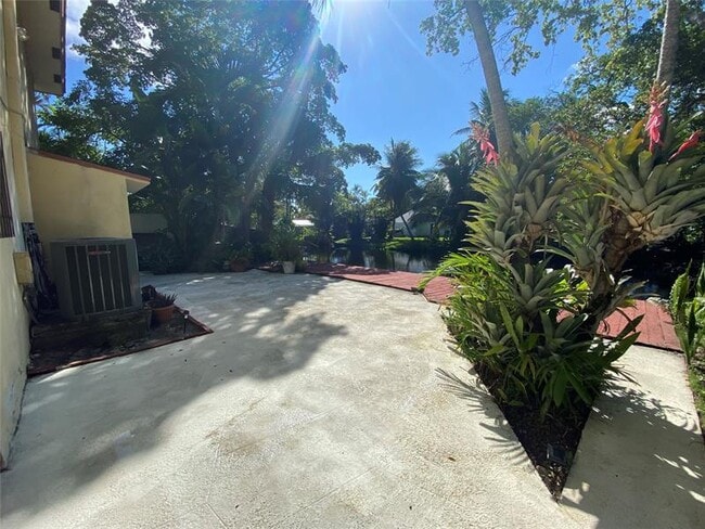 Building Photo - 310 SW 11th Ct