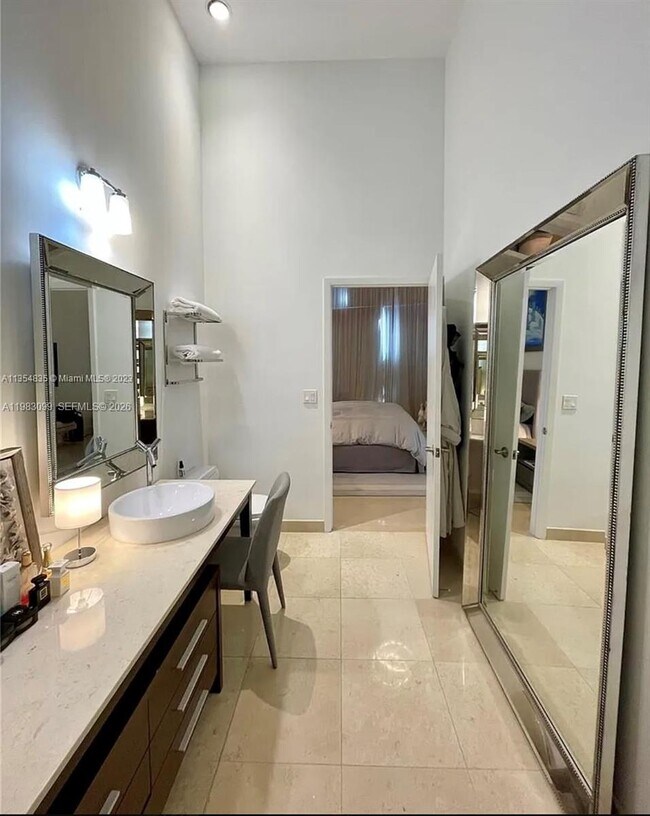 Building Photo - 495 Brickell Ave