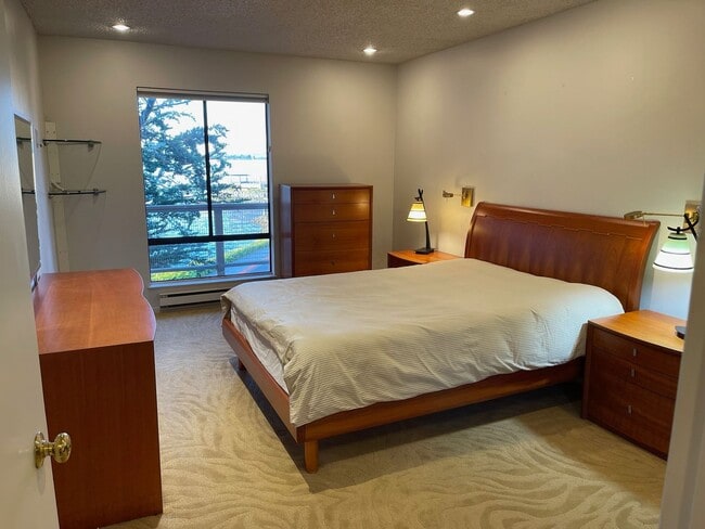 Building Photo - Designer Living in Waterfront Furnished Condo