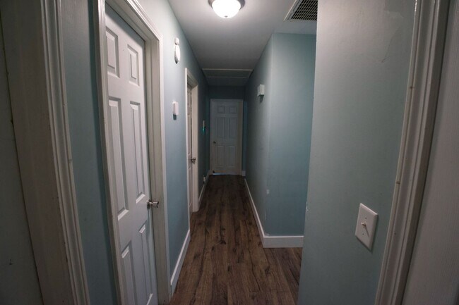 Building Photo - 200 N Willow Ln