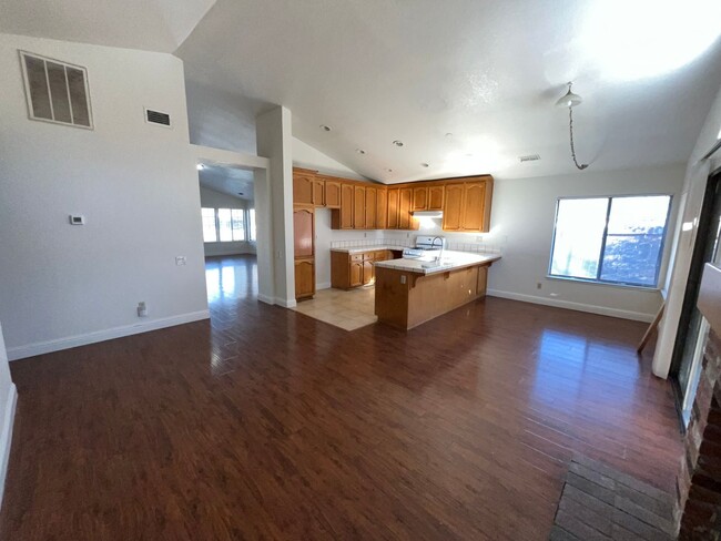 Building Photo - 4 BR, 2Ba, 1800SF, Single Story - Price in...