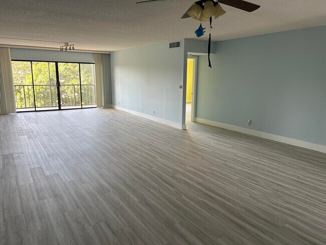 Building Photo - 300 N Hwy A1A