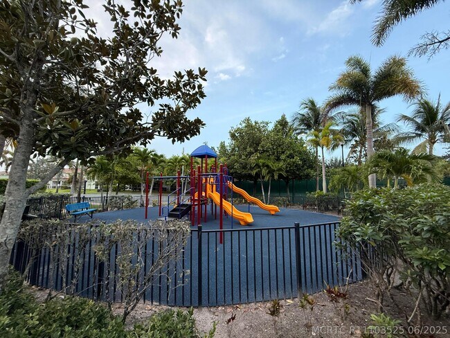 Building Photo - 2136 Oakmont Dr