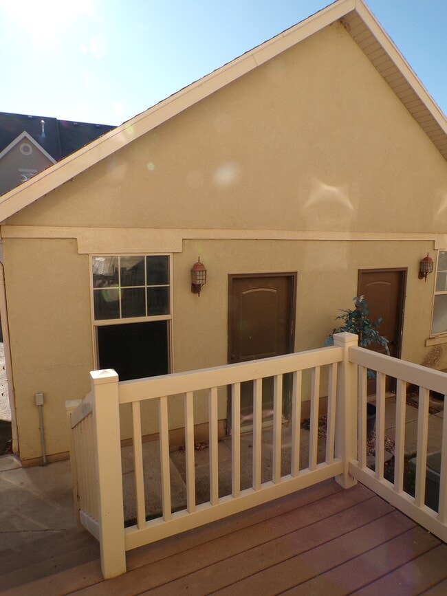 Building Photo - 2041 W Crescent Row