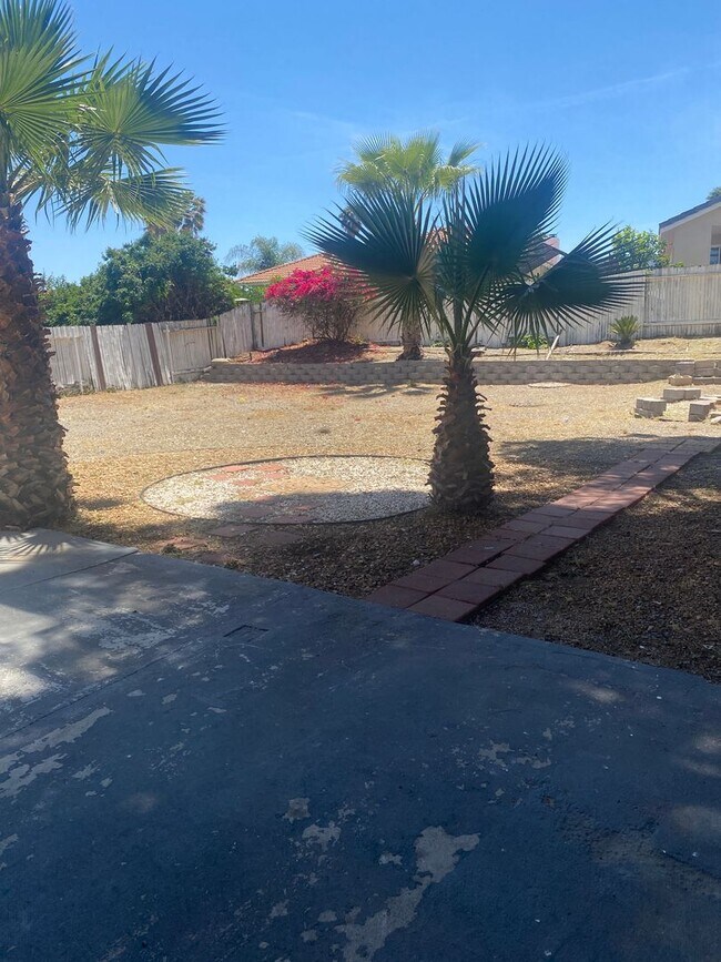 Building Photo - *Special* Large open concept 3 bedroom 2.5...