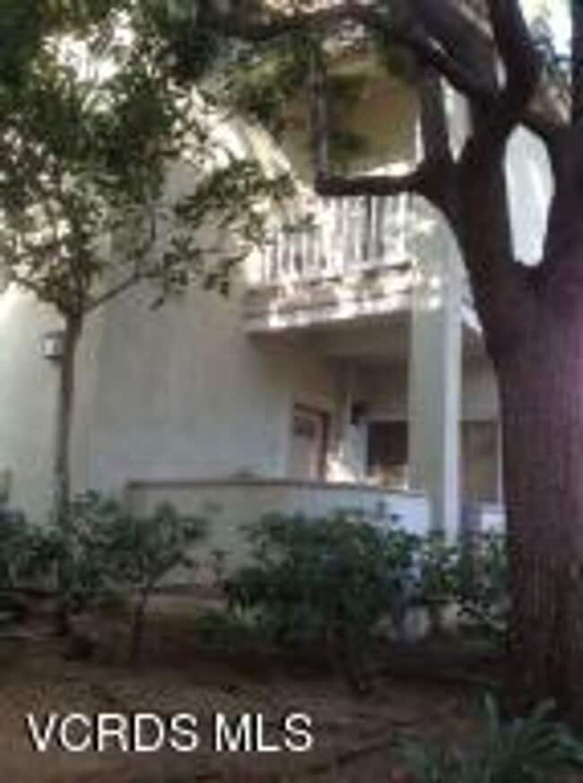 Building Photo - Nice Oak Park Corner Unit Townhome Which I...