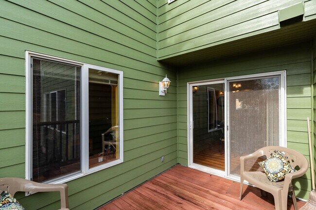 Building Photo - 3 Bed 2.5 Bath Townhome with Garage