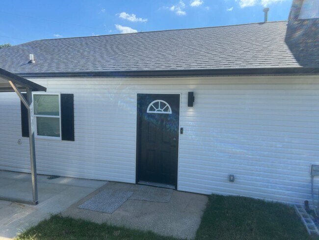 Building Photo - 4 Bed 2 Bath Apartment