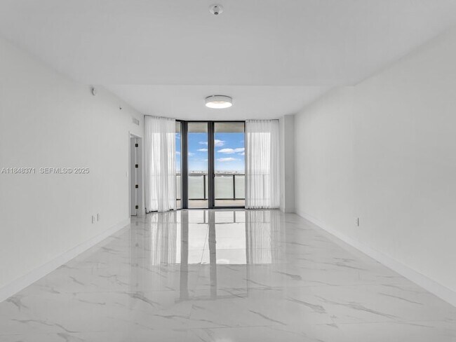 Building Photo - 700 NE 24th St