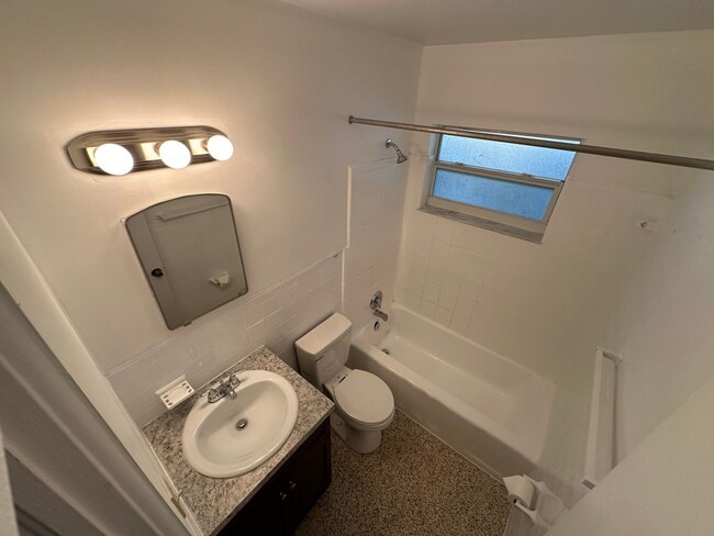 Building Photo - 2 Bedroom, 1 Bath Duplex in Leesburg!