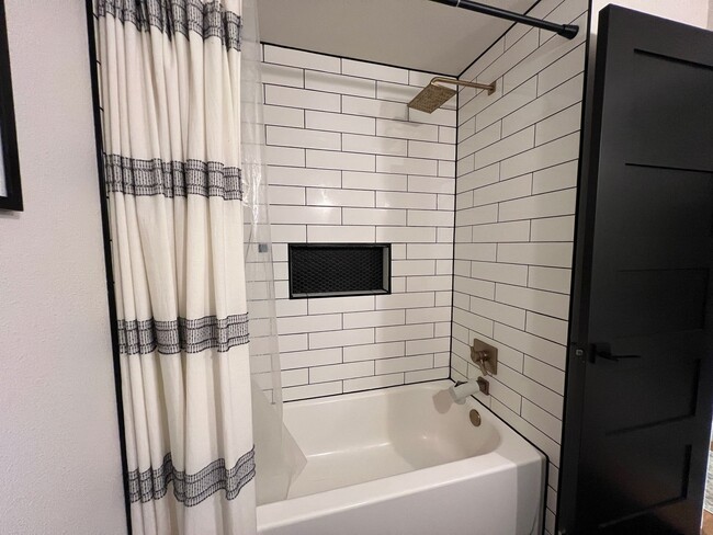 Building Photo - Remodeled 3 Bedroom Troutdale Home