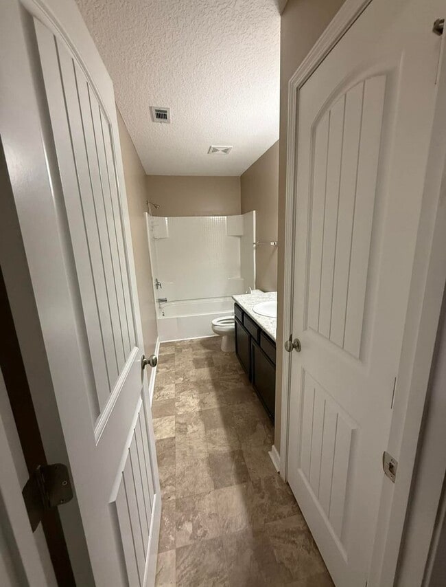 Building Photo - 4 Bed 2.5 Bath Two-Story Home