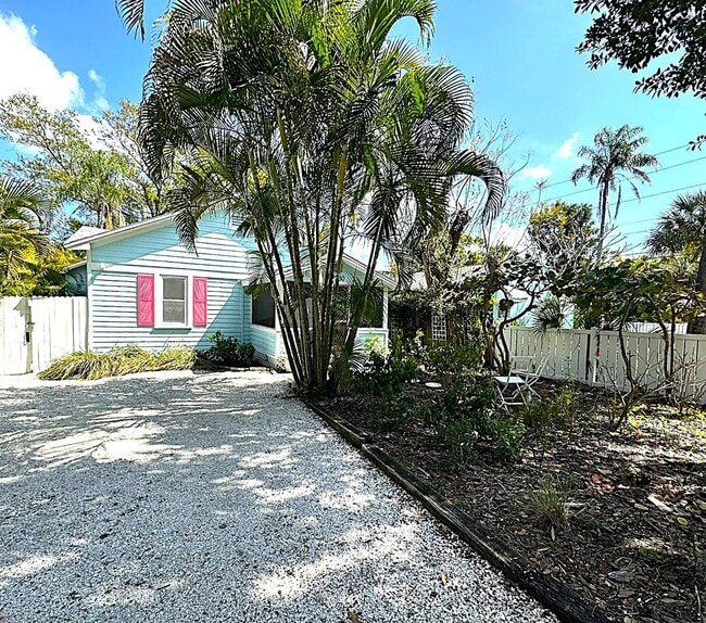 Building Photo - GULFPORT FURN. COTTAGE 2/2 EIGHT MONTH RENTAL MAY 1, 2026-JAN. 3, 2027