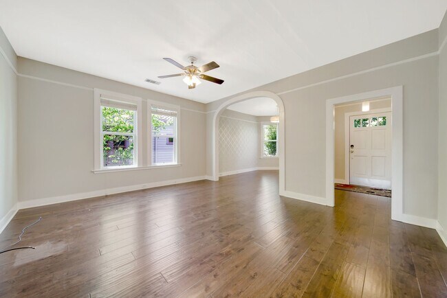 Building Photo - 734 Cassia St