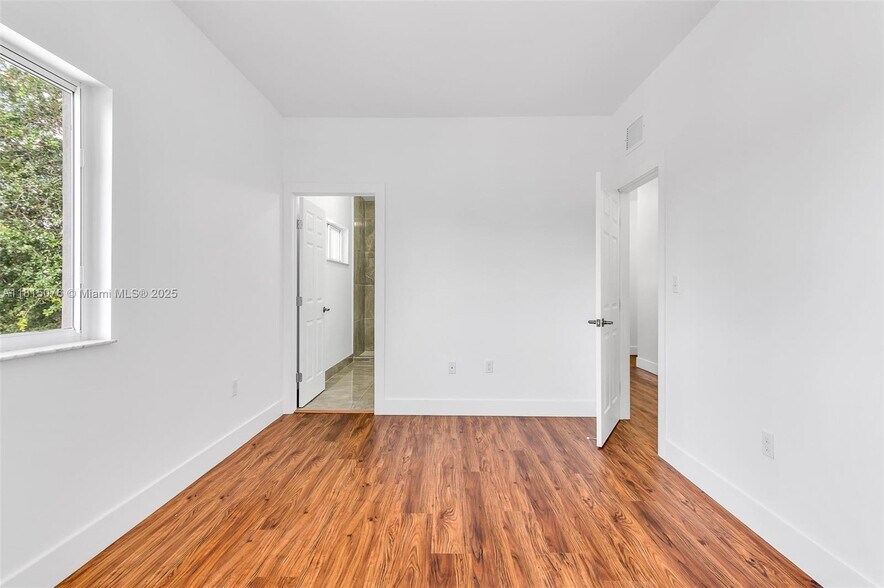 Building Photo - 785 SW 7th Ave