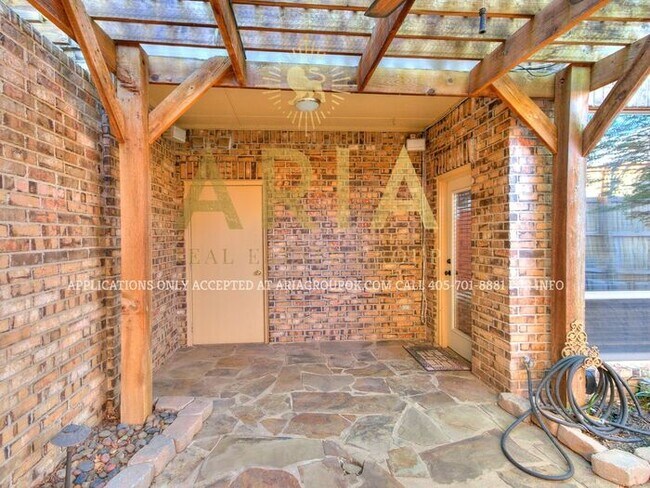 Building Photo - STUNNING 3 BED/2.5 BATH BROOKHAVEN DUPLEX!...