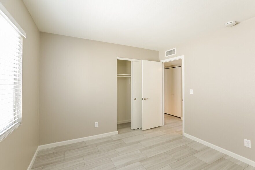 Building Photo - 1237 E Wickieup Ln