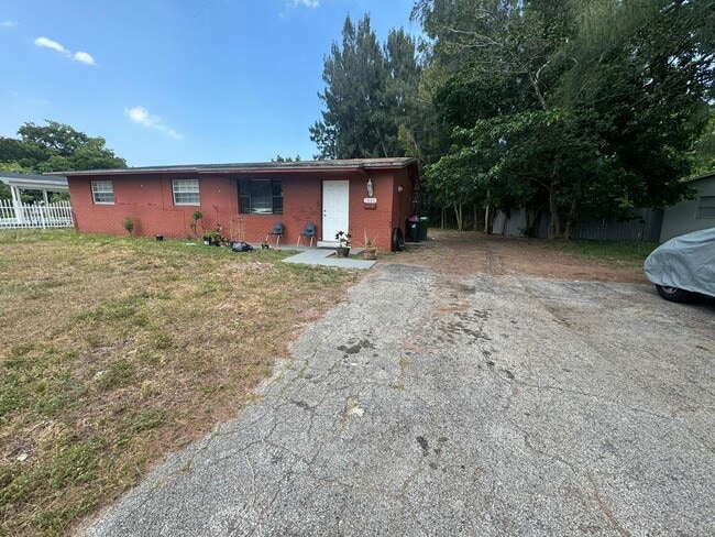 Building Photo - Large 3-1 house in the Manors  with big backyard and central air