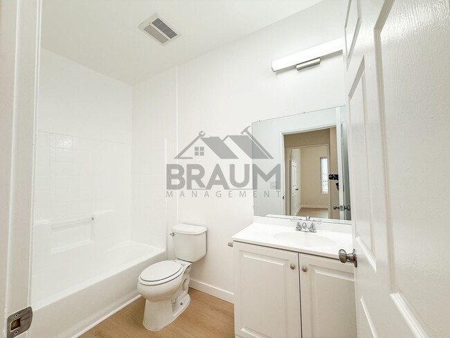 Building Photo - 11035 Moorpark St