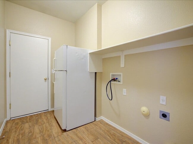 Building Photo - 3 Bedroom 2 Bathroom