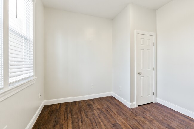 Building Photo - 307 Taylor Ave