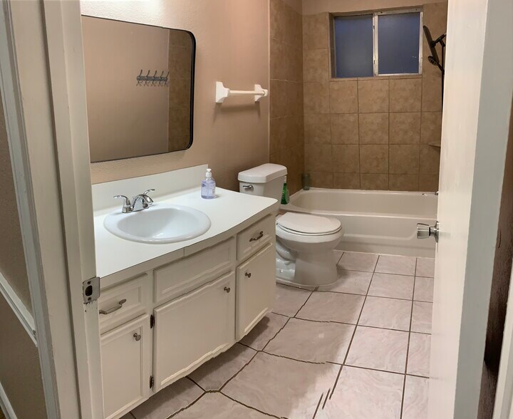 Main Bathroom - 1505 Packsaddle Ln
