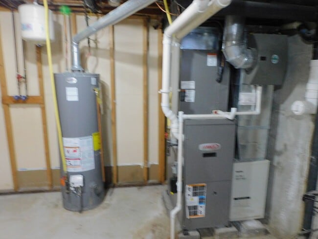 Building Photo - Rare find!