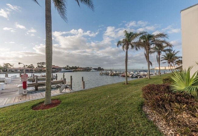 Building Photo - 1315 Bayshore Dr