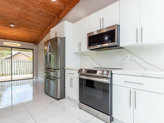 Building Photo - 741 E Plantation Cir