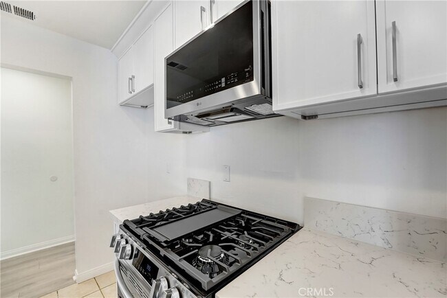 Building Photo - 10861 Moorpark St