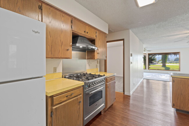 Building Photo - 10181 N Fairway Dr