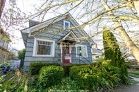 Building Photo - Classic Two Bedroom Bungalow In The Heart Of Sellwood!