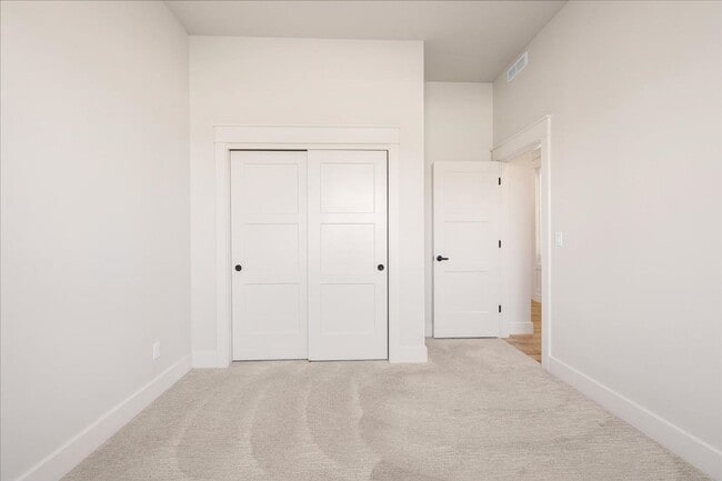 Building Photo - 3 Bedroom. 2.5 Bathroom House in Nampa