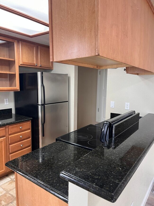Building Photo - 2 Bedroom 2 Bathroom Condo Close to Freeway, Schools & Shopping