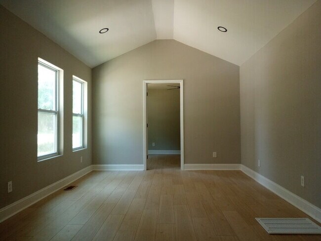 Building Photo - 326 Sherman Dr