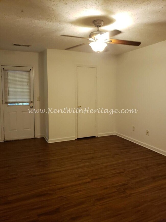 Building Photo - GREAT ONE LEVEL TOWNHOME / END UNIT / POPULAR DOWNTOWN VILLA RICA AREA / CAN WALK TO SHOPPING AND...