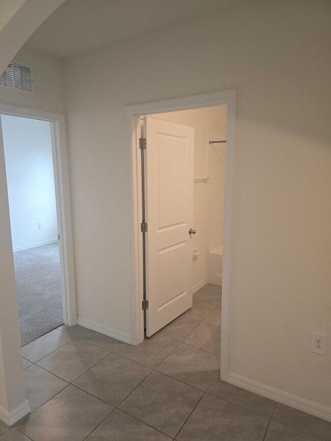 Building Photo - Gorgeous 3-Bedroom, 2-Bathroom Townhouse in Bradenton