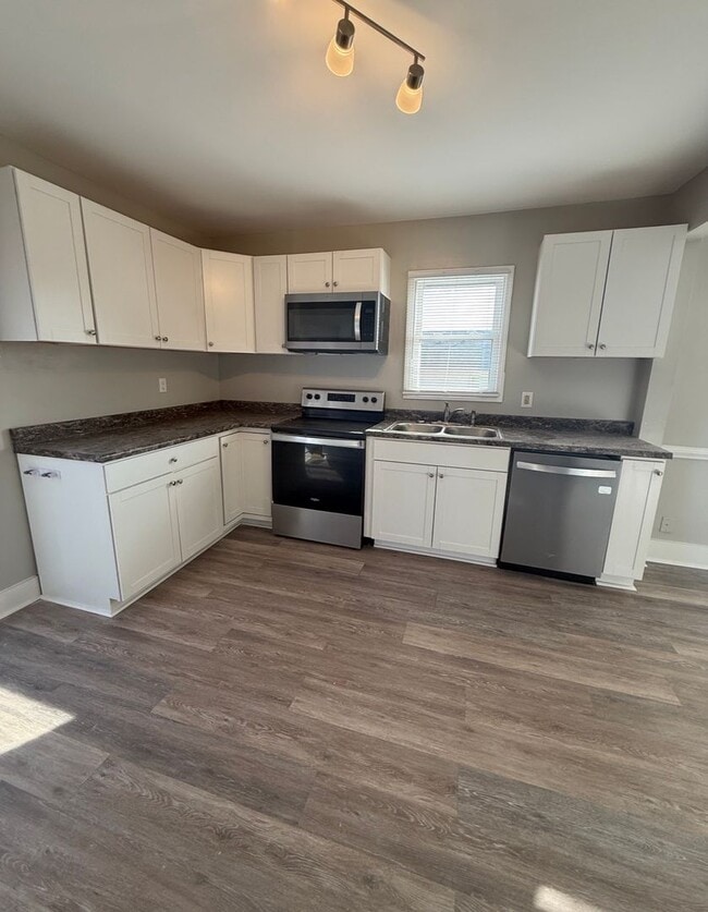 Building Photo - Close To Downtown & Vibrant Winston Attractions!!