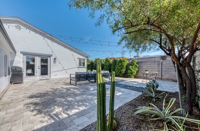 Building Photo - 1531 E Earll Dr