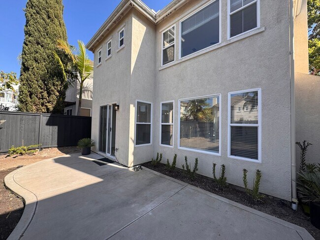 Building Photo - Newly Renovated Modern 3-Bedroom Home with...
