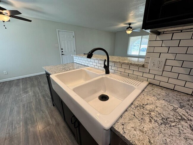 Building Photo - 2006 Ash St