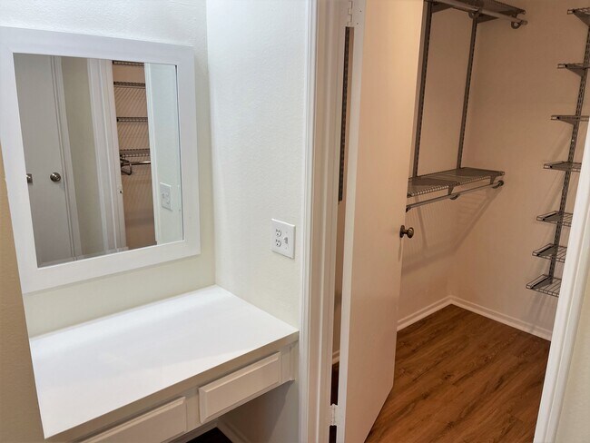Mstr bdrm Vanity & walk in closet - 8180 Manitoba St