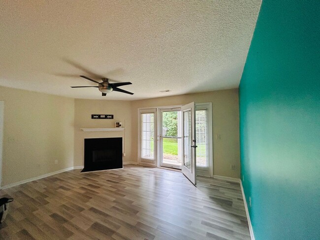 Building Photo - Beautiful Maintenance free 2 bedroom 2 bat...