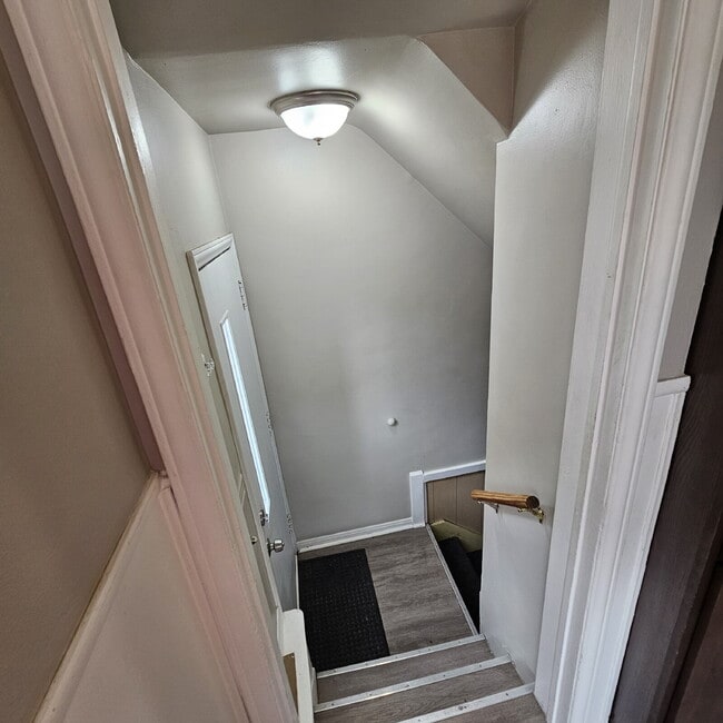 Building Photo - 3 Bedroom Bungalow w/ New Carpet Through O...