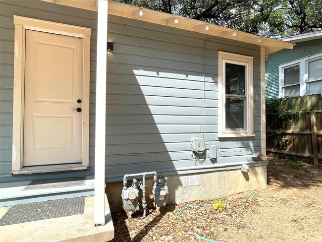 Building Photo - 807 E Riverside Dr