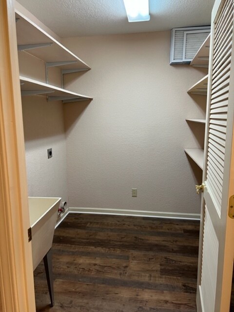 Building Photo - 601 Concord Villas Way