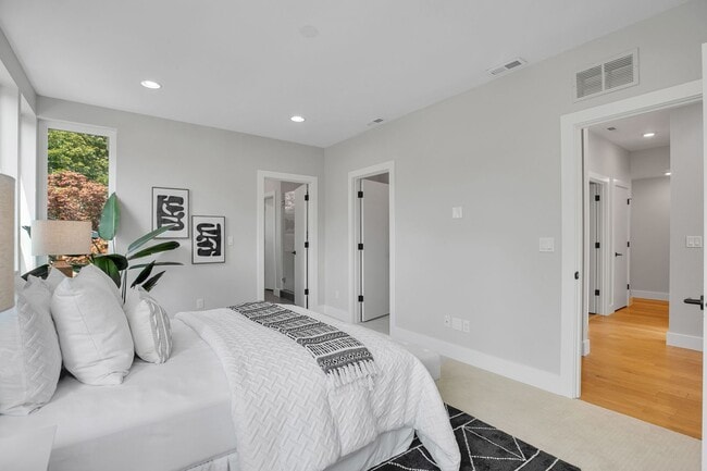 Building Photo - Urban Modern 5 Bedrooms, 3 1/2 Bathrooms, Three-Story Home in the heart of NE Portland!