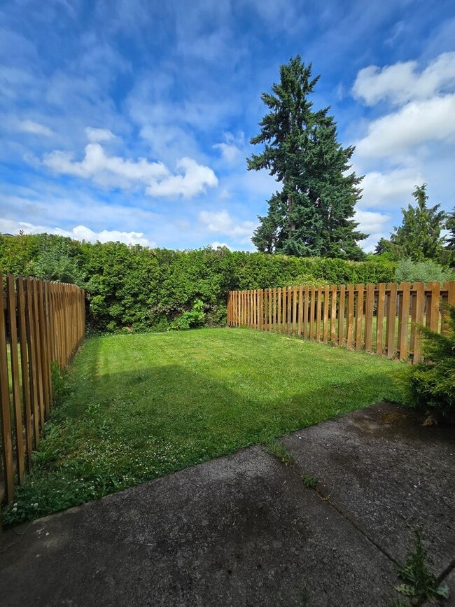 Building Photo - Spacious Condo off Coburg