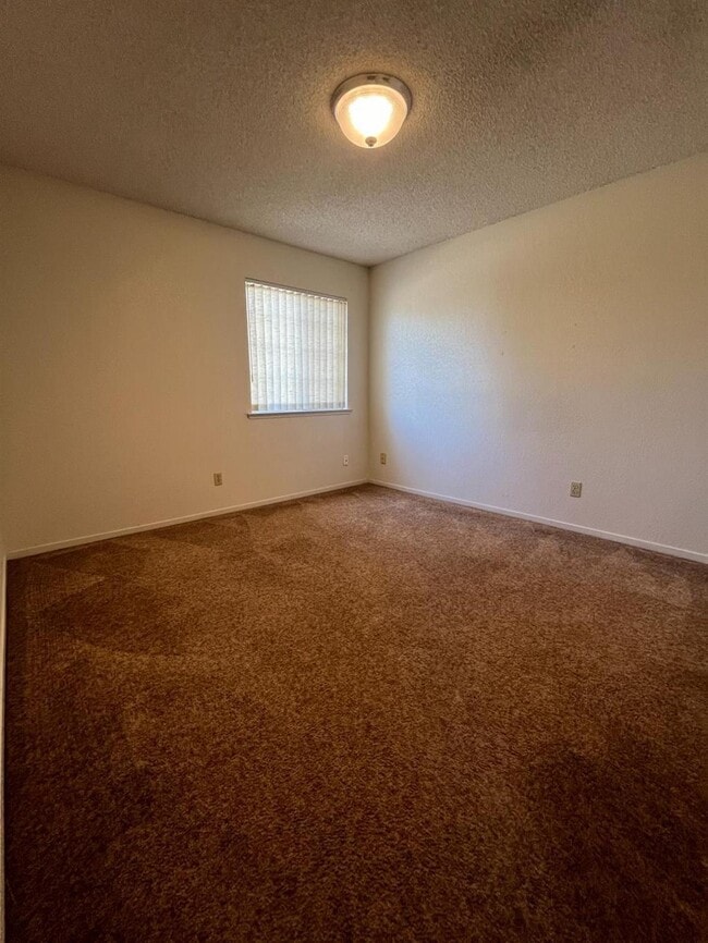 Building Photo - 763 E Robin Ln